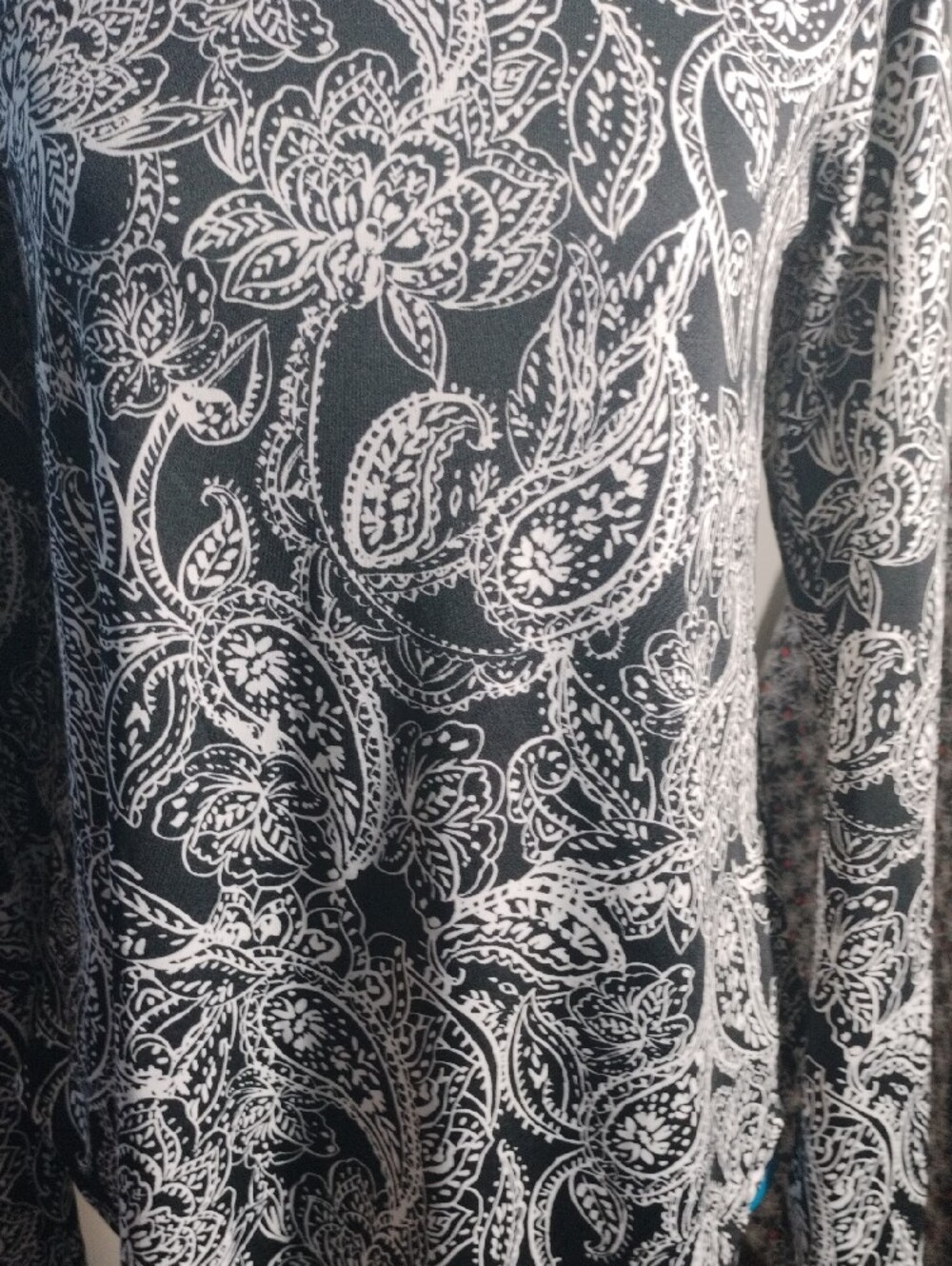Karen Kane Long Sleeve Black and White Paisley Top. Fits S-8-10 - Picture 4 of 4